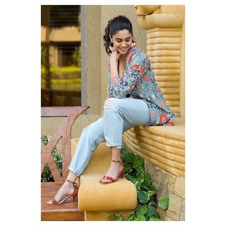 Sharvari Wagh feet photo thumbnail