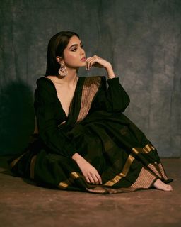 Sharvari Wagh feet photo thumbnail