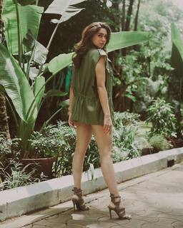 Sharvari Wagh feet photo thumbnail