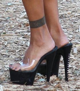 Shauna Sand feet photo thumbnail