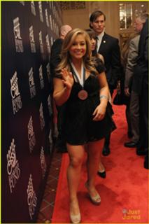 Shawn Johnson feet photo thumbnail
