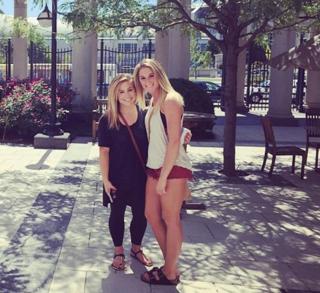 Shawn Johnson feet photo thumbnail