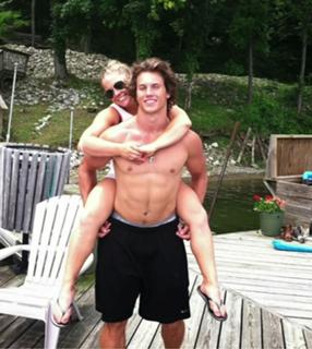 Shawn Johnson feet photo thumbnail