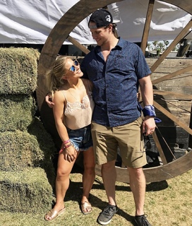 Shawn Johnson feet photo thumbnail