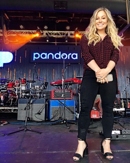 Shawn Johnson feet photo thumbnail