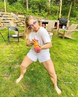 Shawn Johnson feet photo thumbnail