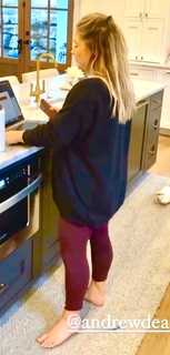 Shawn Johnson feet photo thumbnail