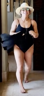 Shawn Johnson feet photo thumbnail
