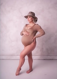 Shawn Johnson feet photo thumbnail