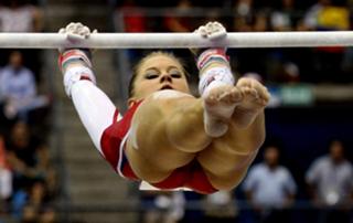 Shawn Johnson feet photo thumbnail