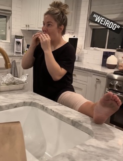 Shawn Johnson feet photo thumbnail