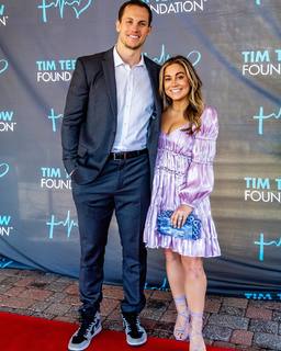 Shawn Johnson feet photo thumbnail