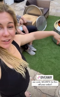Shawn Johnson feet photo thumbnail