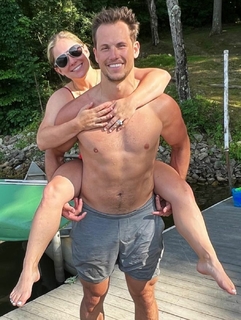 Shawn Johnson feet photo thumbnail