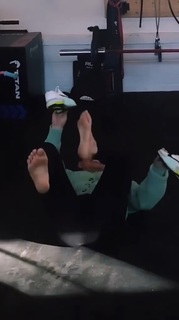 Shawn Johnson feet photo thumbnail