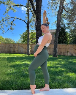 Shawn Johnson feet photo thumbnail