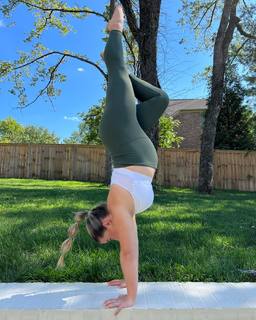 Shawn Johnson feet photo thumbnail