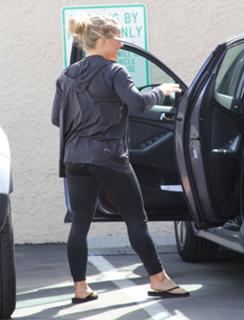 Shawn Johnson feet photo thumbnail