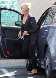Shawn Johnson feet photo thumbnail