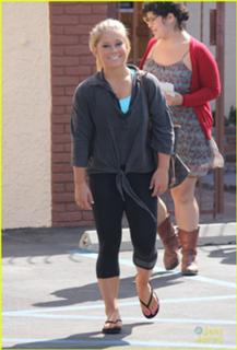 Shawn Johnson feet photo thumbnail