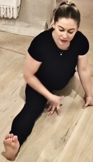 Shawn Johnson feet photo thumbnail