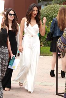 Shay Mitchell feet photo thumbnail