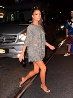 Shay Mitchell feet photo thumbnail