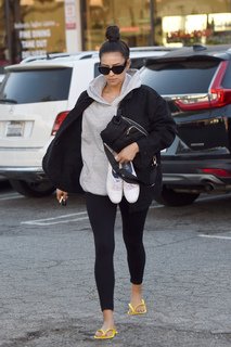Shay Mitchell feet photo thumbnail