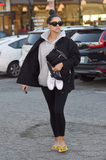 Shay Mitchell feet photo thumbnail