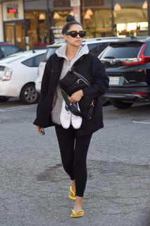 Shay Mitchell feet photo thumbnail