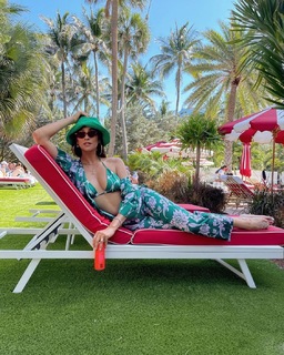 Shay Mitchell feet photo thumbnail