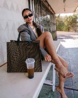 Shay Mitchell feet photo thumbnail