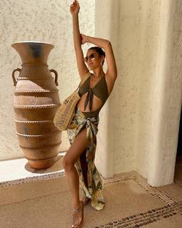 Shay Mitchell feet photo thumbnail