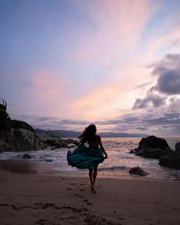 Shay Mitchell feet photo thumbnail