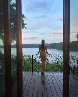 Shay Mitchell feet photo thumbnail