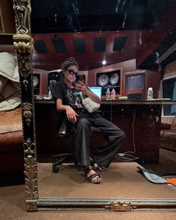 Shay Mitchell feet photo thumbnail