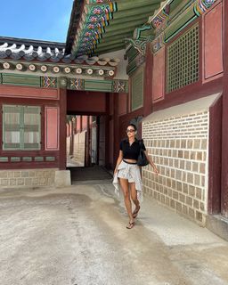 Shay Mitchell feet photo thumbnail