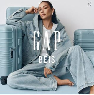 Shay Mitchell feet photo thumbnail