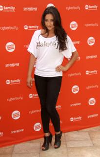 Shay Mitchell feet photo thumbnail