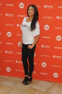 Shay Mitchell feet photo thumbnail