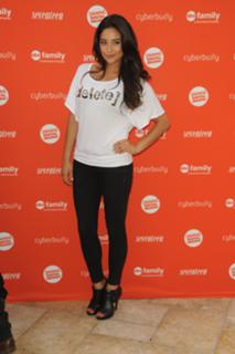 Shay Mitchell feet photo thumbnail