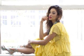 Shay Mitchell feet photo thumbnail