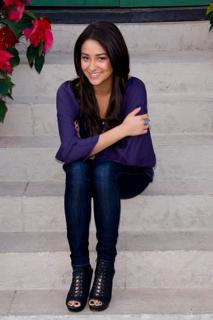 Shay Mitchell feet photo thumbnail