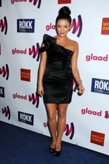 Shay Mitchell feet photo thumbnail