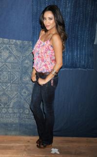 Shay Mitchell feet photo thumbnail