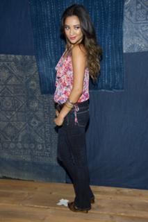 Shay Mitchell feet photo thumbnail