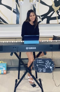 Sheena Melwani feet photo thumbnail