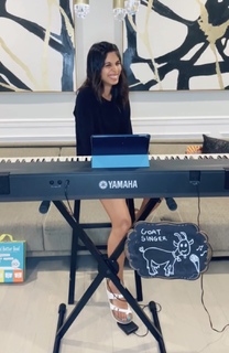 Sheena Melwani feet photo thumbnail