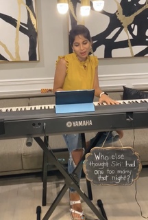 Sheena Melwani feet photo thumbnail