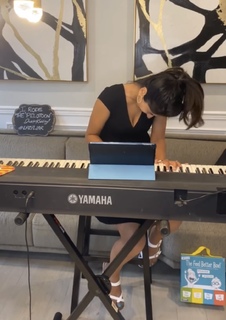 Sheena Melwani feet photo thumbnail